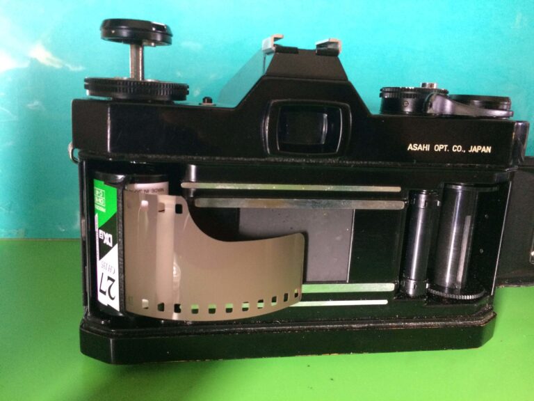 Read more about the article フィルムカメラのフィルムの取り出し方/PENTAX ES
