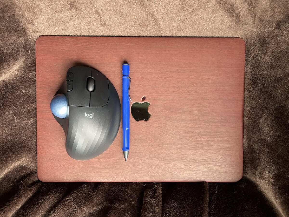 MacBookAirとラミーのシャーペンとM575