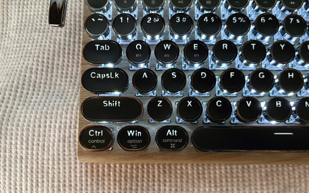 あなたが現在見ているのは タイプライター風レトロキーボードレビュー｜見た目ヨシの本格メカニカルで心躍る