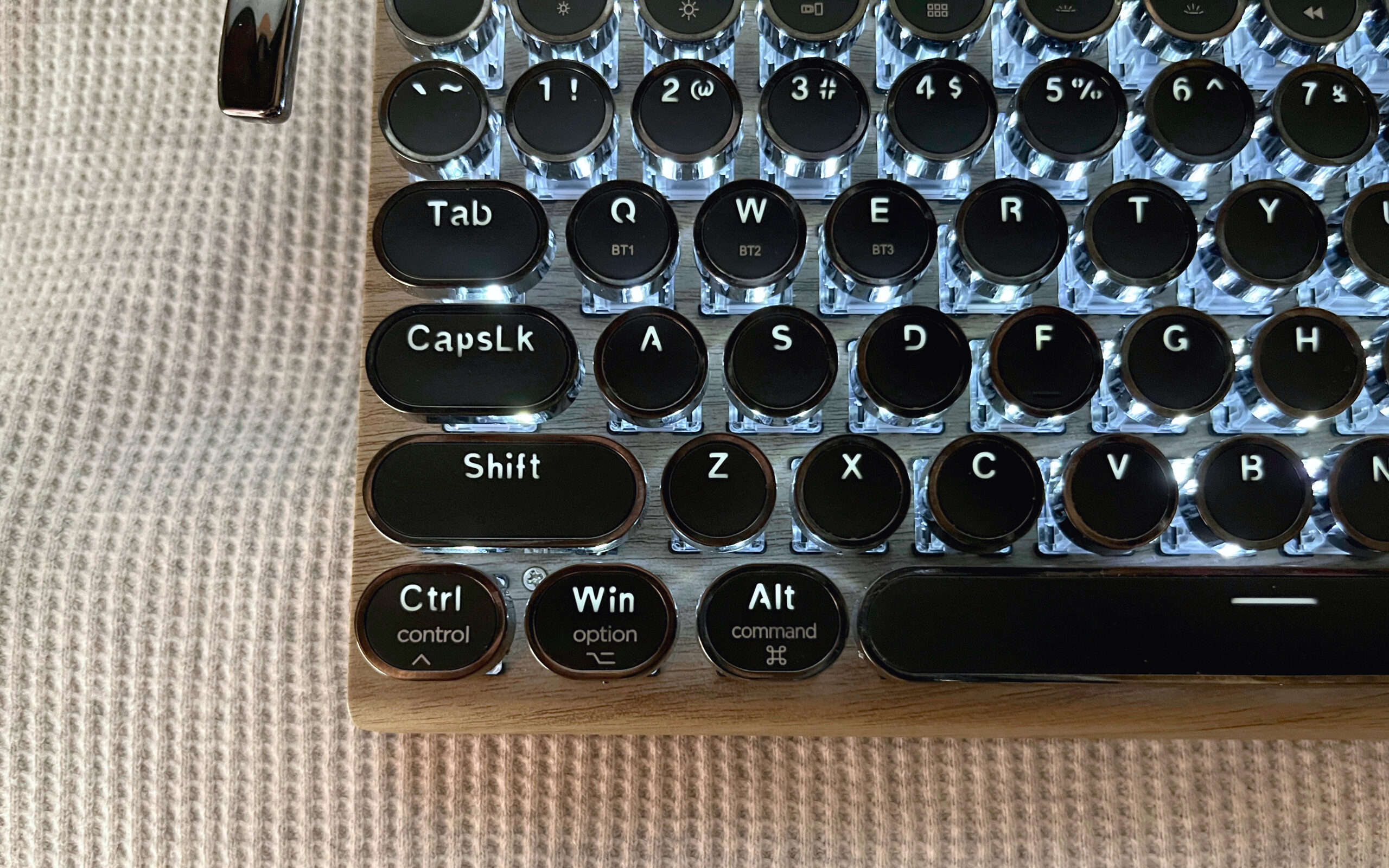 あなたが現在見ているのは タイプライター風レトロキーボードレビュー｜見た目ヨシの本格メカニカルで心躍る