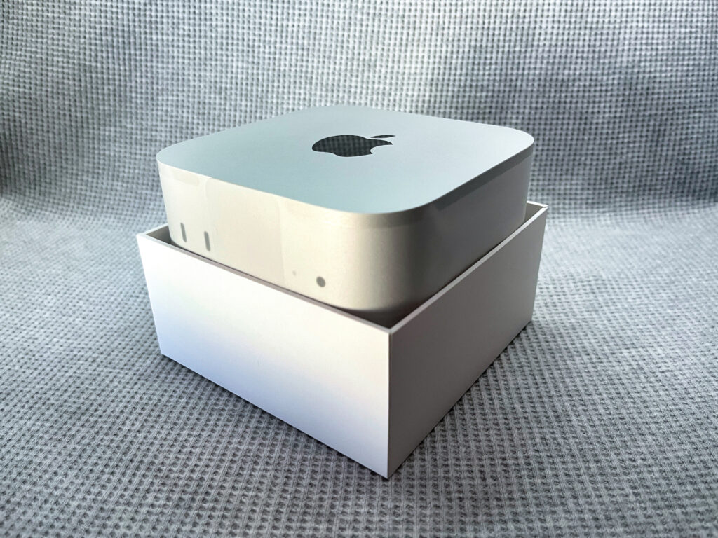 あなたが現在見ているのは M4 Mac mini開封レビュー｜設置場所に困らないデスクトップに歓喜でもポート配置に不満アリ