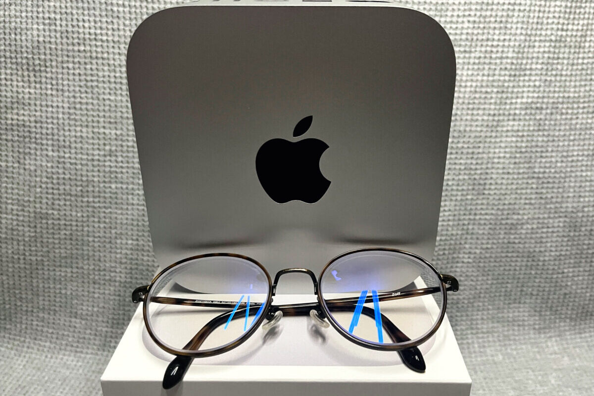 M4 Mac miniをメガネのサイズと比較