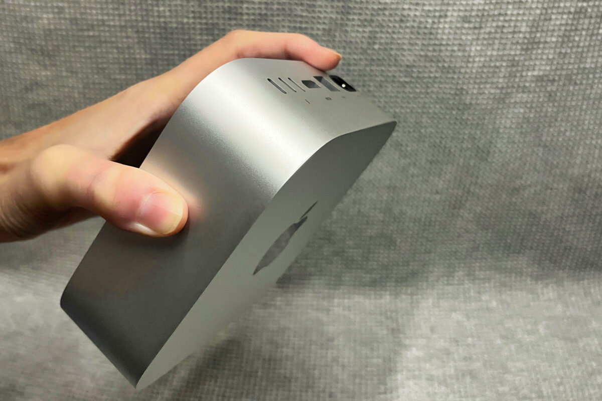 M4 Mac miniを手で掴む