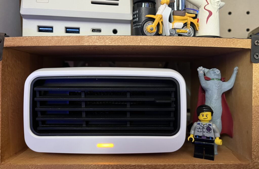 あなたが現在見ているのは 机に置けるセラミックヒーター(TOPLAND)が手指に優しい｜スマホサイズのヒーターで仕事中の冷え対策