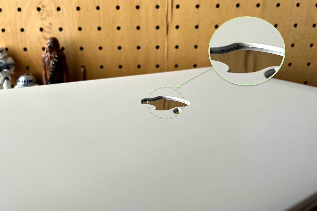 ロゴ下部にバリが見られる
