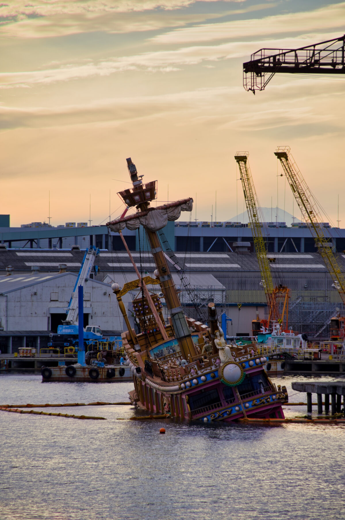 沈没船と富士山